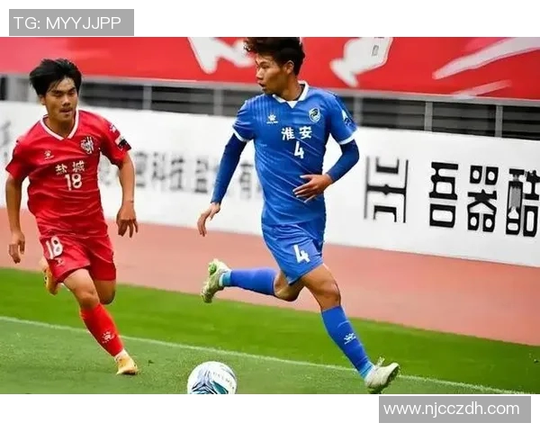 在烈日下拼搏的足球明星们用汗水书写荣耀与梦想