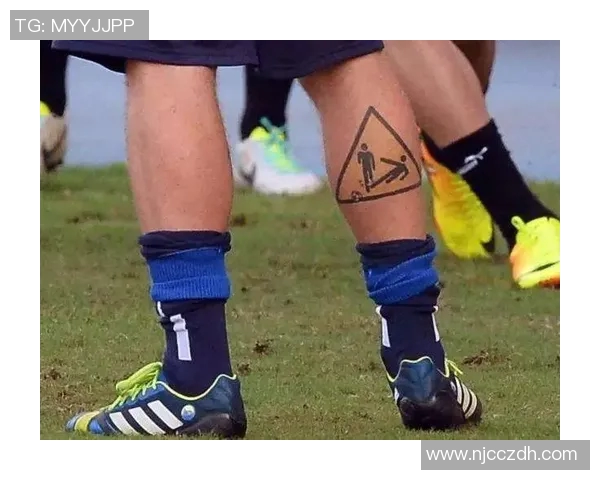 耳后笑脸纹身的足球明星展现个性与魅力的独特风采